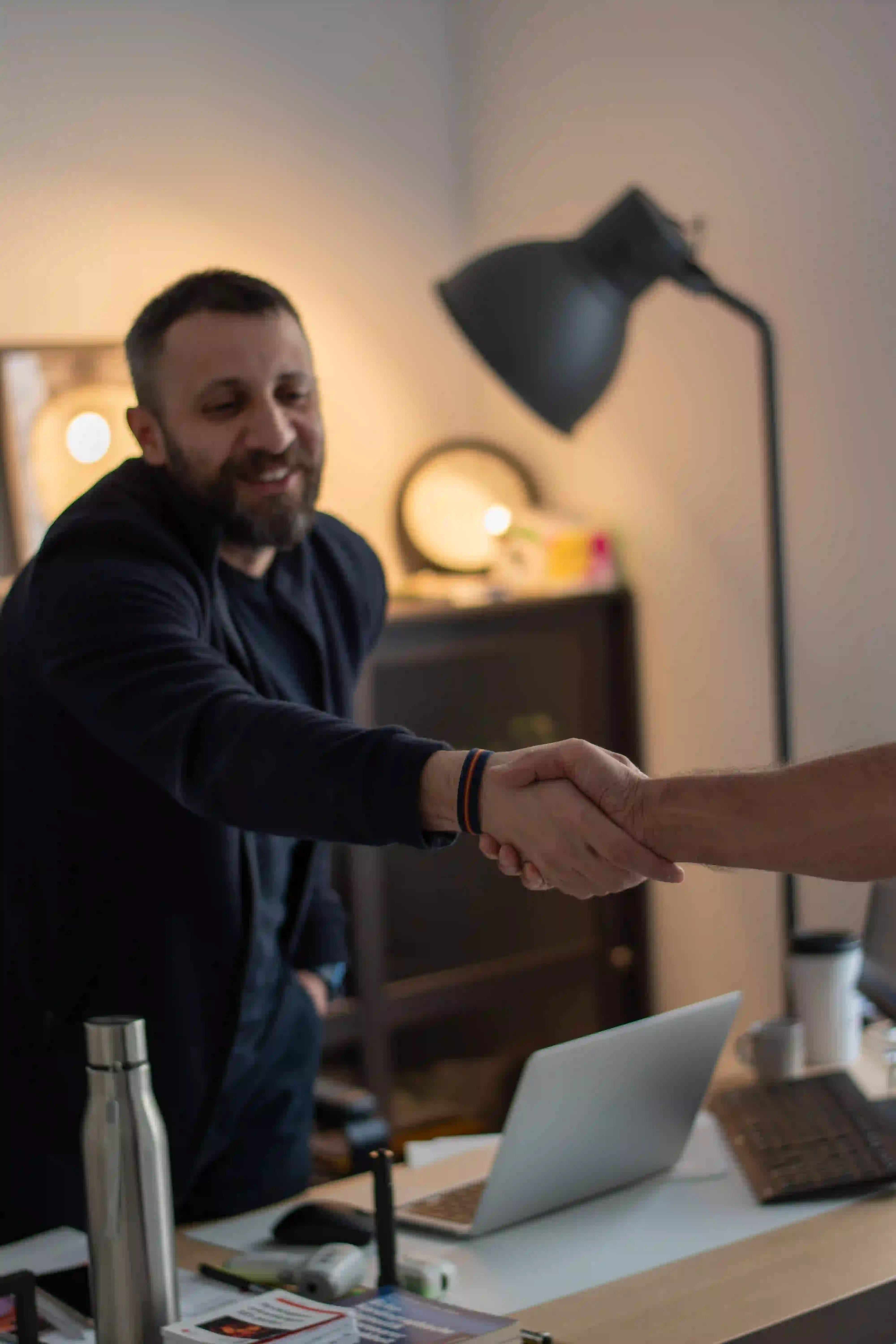 Vertrauensvoller Handschlag bei Hausbesuch